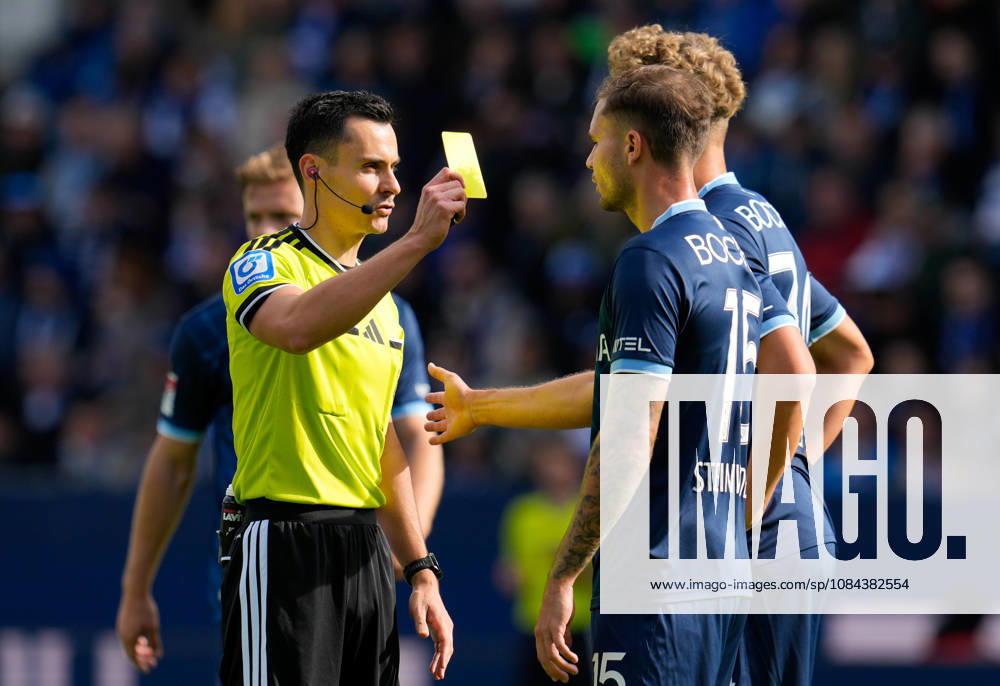 Schiedsrichter Konrad Oldhafer zeigt Michael Steinwender (VfL Bochum 1848, 15) die Gelbe Karte. GER, VfL Bochum 1848 vs DSC Arminia Bielefeld, 2. Bundesliga, 7. Spieltag, Saison 2026-27, Vonovia Ruhrstadion, Bochum, 11.10.2026 DFL REGULATIONS PROHIBIT ANY USE OF PHOTOGRAPHS AS IMAGE SEQUENCES AND OR QUASI-VIDEO VfL Bochum 1848 vs DSC Arminia Bielefeld, 2. Bundesliga, 7. Spieltag, Saison 2026-27, 11.10.2026 Bochum