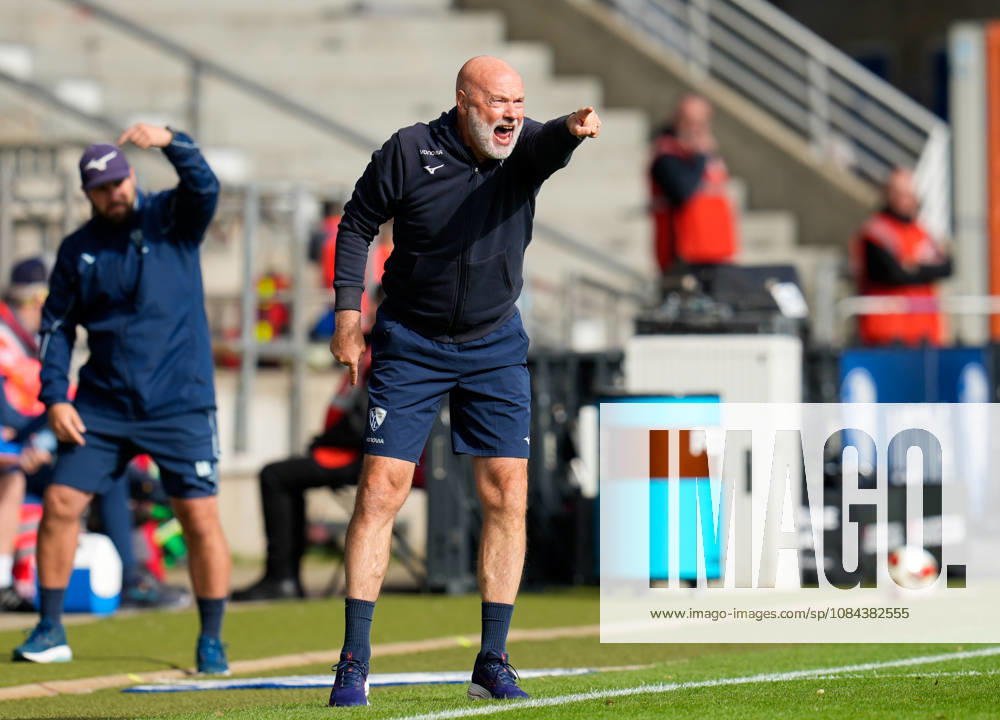 Uwe Roesler (VfL Bochum 1848, Cheftrainer) reagiert. GER, VfL Bochum 1848 vs DSC Arminia Bielefeld, 2. Bundesliga, 7. Spieltag, Saison 2026-27, Vonovia Ruhrstadion, Bochum, 11.10.2026 DFL REGULATIONS PROHIBIT ANY USE OF PHOTOGRAPHS AS IMAGE SEQUENCES AND OR QUASI-VIDEO VfL Bochum 1848 vs DSC Arminia Bielefeld, 2. Bundesliga, 7. Spieltag, Saison 2026-27, 11.10.2026 Bochum