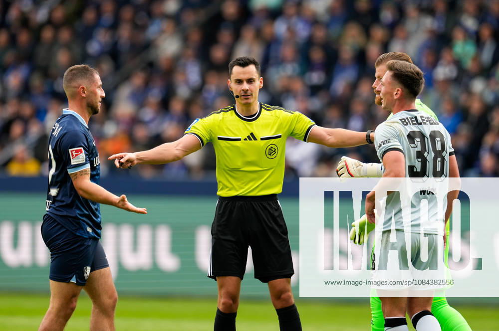 Schiedsrichter Konrad Oldhafer diskutiert mit Maximilian Wittek (VfL Bochum 1848, 32) und Marius Woerl (DSC Arminia Bielefeld, 38) nach einem Koerperkontakt. GER, VfL Bochum 1848 vs DSC Arminia Bielefeld, 2. Bundesliga, 7. Spieltag, Saison 2026-27, Vonovia Ruhrstadion, Bochum, 11.10.2026 DFL REGULATIONS PROHIBIT ANY USE OF PHOTOGRAPHS AS IMAGE SEQUENCES AND OR QUASI-VIDEO VfL Bochum 1848 vs DSC Arminia Bielefeld, 2. Bundesliga, 7. Spieltag, Saison 2026-27, 11.10.2026 Bochum