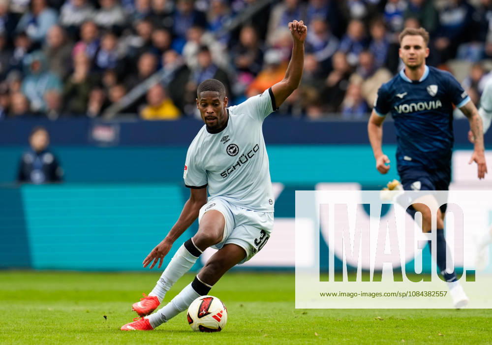 Isaiah Young (DSC Arminia Bielefeld, 30) schiesst den Ball. GER, VfL Bochum 1848 vs DSC Arminia Bielefeld, 2. Bundesliga, 7. Spieltag, Saison 2026-27, Vonovia Ruhrstadion, Bochum, 11.10.2026 DFL REGULATIONS PROHIBIT ANY USE OF PHOTOGRAPHS AS IMAGE SEQUENCES AND OR QUASI-VIDEO VfL Bochum 1848 vs DSC Arminia Bielefeld, 2. Bundesliga, 7. Spieltag, Saison 2026-27, 11.10.2026 Bochum