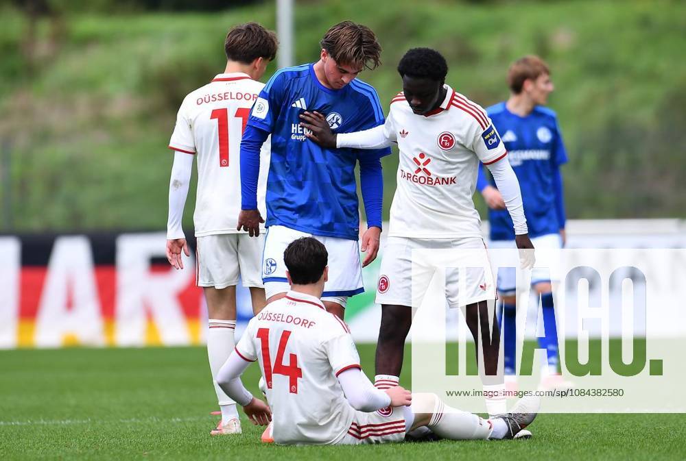 Fußball U19 DFB-Nachwuchsliga - Vorrunde Gruppe H 7.SPIELTAG: Schalke 04 U19 - Fortuna Düsseldorf U19 am 11.10.2026 im Parkstadion in Gelsenkirchen Timo Wiesner ( Schalke 04 U19 ), links - Adnane Tchatakpara ( Fortuna Düsseldorf U19 ), rechts - Ivan Melesh ( Fortuna Düsseldorf U19 ), unten Deutschland Nordrhein-Westfalen Gelsenkirchen