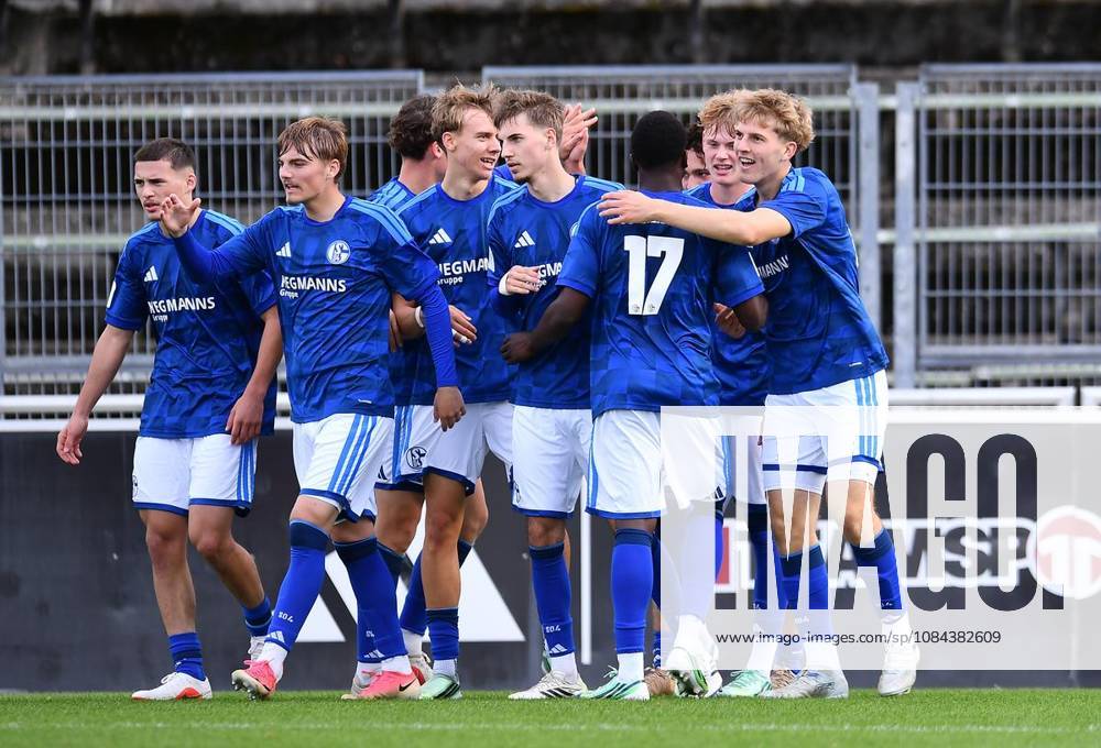 Fußball U19 DFB-Nachwuchsliga - Vorrunde Gruppe H 7.SPIELTAG: Schalke 04 U19 - Fortuna Düsseldorf U19 am 11.10.2026 im Parkstadion in Gelsenkirchen Philipp Kanzok ( Schalke 04 U19 ), rechts freut sich über das 1:0 Deutschland Nordrhein-Westfalen Gelsenkirchen