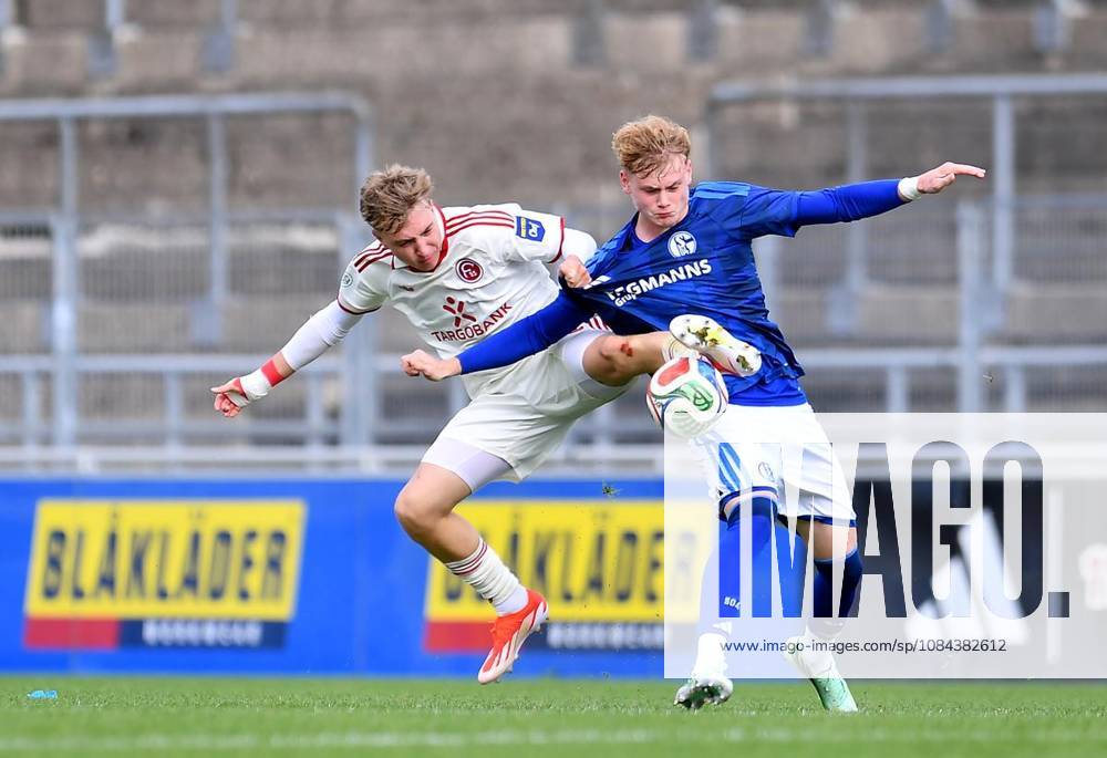 Fußball U19 DFB-Nachwuchsliga - Vorrunde Gruppe H 7.SPIELTAG: Schalke 04 U19 - Fortuna Düsseldorf U19 am 11.10.2026 im Parkstadion in Gelsenkirchen Tom Marc Prüsener ( Fortuna Düsseldorf U19 ), links - Mika Brocks ( Schalke 04 U19 ), rechts Deutschland Nordrhein-Westfalen Gelsenkirchen