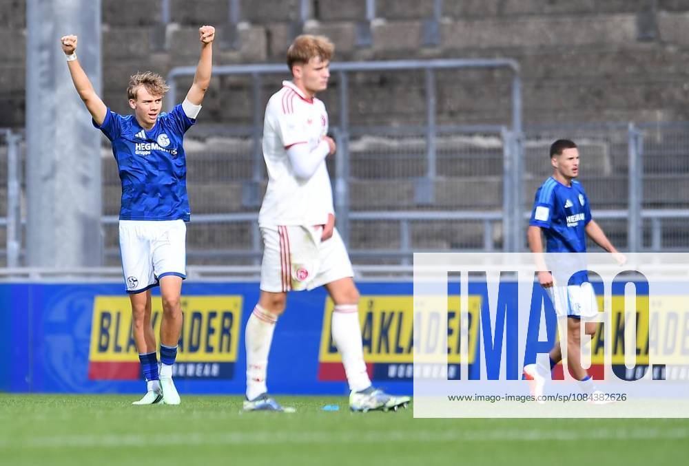Fußball U19 DFB-Nachwuchsliga - Vorrunde Gruppe H 7.SPIELTAG: Schalke 04 U19 - Fortuna Düsseldorf U19 am 11.10.2026 im Parkstadion in Gelsenkirchen Niclas Damberg ( Schalke 04 U19 ) freut sich über den Sieg Deutschland Nordrhein-Westfalen Gelsenkirchen