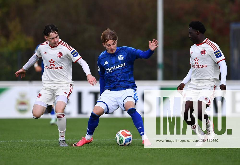 Fußball U19 DFB-Nachwuchsliga - Vorrunde Gruppe H 7.SPIELTAG: Schalke 04 U19 - Fortuna Düsseldorf U19 am 11.10.2026 im Parkstadion in Gelsenkirchen Ivan Melesh ( Fortuna Düsseldorf U19 ), links - Rafael Czulak ( Schalke 04 U19 ), mitte - Adnane Tchatakpara ( Fortuna Düsseldorf U19 ), rechts Deutschland Nordrhein-Westfalen Gelsenkirchen