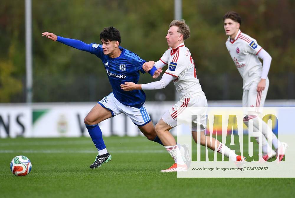 Fußball U19 DFB-Nachwuchsliga - Vorrunde Gruppe H 7.SPIELTAG: Schalke 04 U19 - Fortuna Düsseldorf U19 am 11.10.2026 im Parkstadion in Gelsenkirchen Arian Güzel ( Schalke 04 U19 ), links - Tom Marc Prüsener ( Fortuna Düsseldorf U19 ), rechts Deutschland Nordrhein-Westfalen Gelsenkirchen