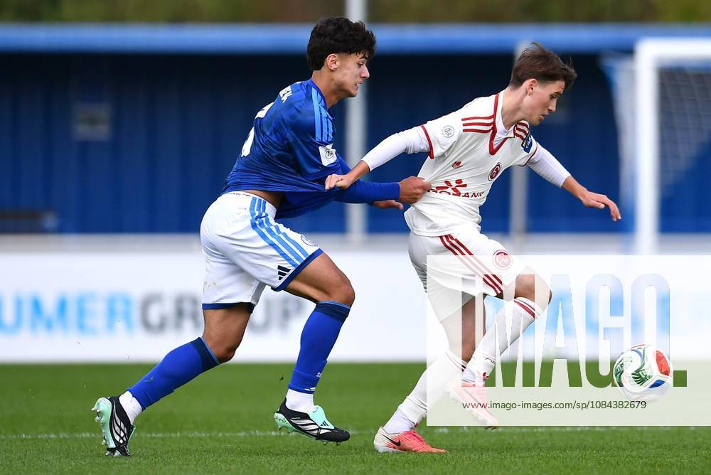 Fußball U19 DFB-Nachwuchsliga - Vorrunde Gruppe H 7.SPIELTAG: Schalke 04 U19 - Fortuna Düsseldorf U19 am 11.10.2026 im Parkstadion in Gelsenkirchen Arian Güzel ( Schalke 04 U19 ), links - Florim Selmani ( Fortuna Düsseldorf U19 ), rechts Deutschland Nordrhein-Westfalen Gelsenkirchen