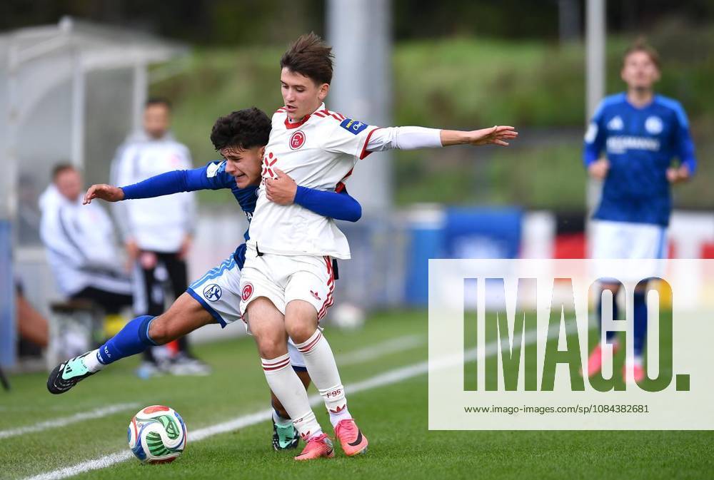 Fußball U19 DFB-Nachwuchsliga - Vorrunde Gruppe H 7.SPIELTAG: Schalke 04 U19 - Fortuna Düsseldorf U19 am 11.10.2026 im Parkstadion in Gelsenkirchen Arian Güzel ( Schalke 04 U19 ), links - Florim Selmani ( Fortuna Düsseldorf U19 ), rechts Deutschland Nordrhein-Westfalen Gelsenkirchen