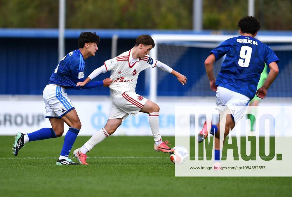 Fußball U19 DFB-Nachwuchsliga - Vorrunde Gruppe H 7.SPIELTAG: Schalke 04 U19 - Fortuna Düsseldorf U19 am 11.10.2026 im Parkstadion in Gelsenkirchen Arian Güzel ( Schalke 04 U19 ), links - Florim Selmani ( Fortuna Düsseldorf U19 ), rechts Deutschland Nordrhein-Westfalen Gelsenkirchen