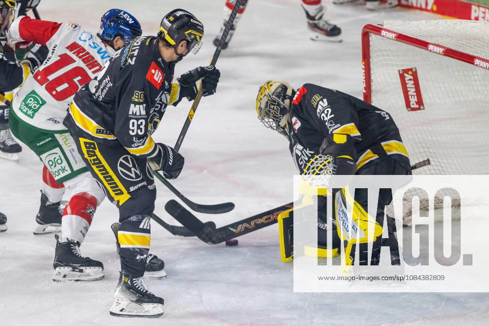 Zweikampf zwischen Cameron Wright (Augsburger Panther, 16) und Stuart Percy (Krefeld Pinguine, 93). Krefeld Pinguine vs. Augsburger Panther, Eishockey, Penny DEL, 08. Spieltag, Saison 2026 2027, 11.10.2026 Krefeld Pinguine vs. Augsburger Panther, Eishockey, Penny DEL, 08. Spieltag, Saison 2026 2027, 11.10.2026 Krefeld