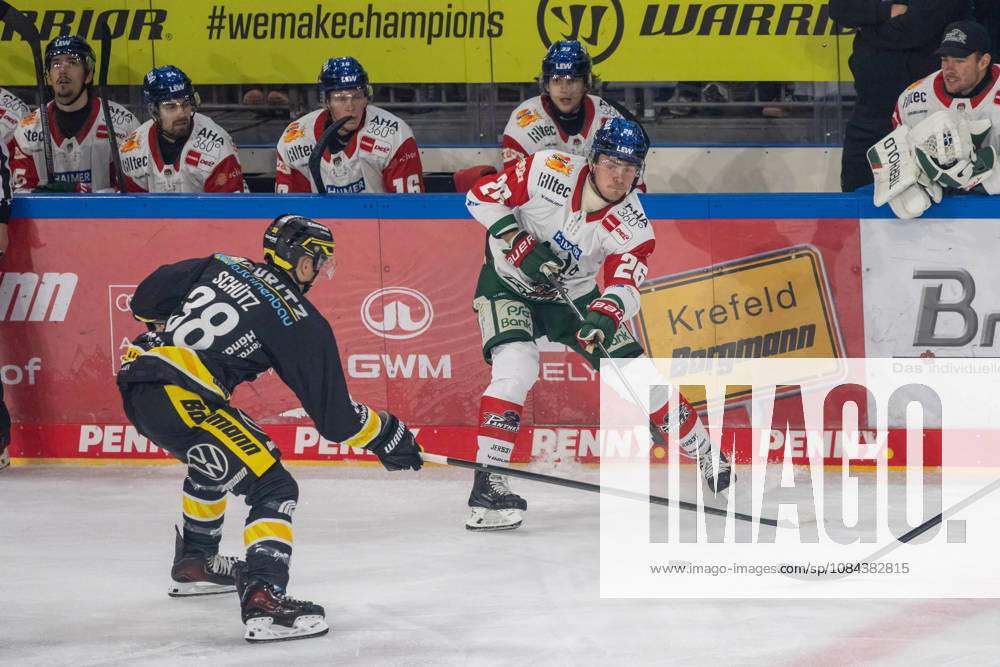 Zweikampf zwischen Tim Schuetz (Krefeld Pinguine, 38) und Alexander Blank (Augsburger Panther, 26). Krefeld Pinguine vs. Augsburger Panther, Eishockey, Penny DEL, 08. Spieltag, Saison 2026 2027, 11.10.2026 Krefeld Pinguine vs. Augsburger Panther, Eishockey, Penny DEL, 08. Spieltag, Saison 2026 2027, 11.10.2026 Krefeld