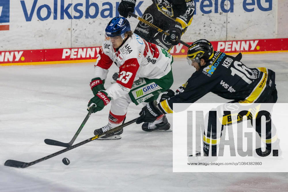 Zweikampf zwischen Tim Wolgemuth (Augsburger Panther, 33) und Tanner Kero (Krefeld Pinguine, 16). Krefeld Pinguine vs. Augsburger Panther, Eishockey, Penny DEL, 08. Spieltag, Saison 2026 2027, 11.10.2026 Krefeld Pinguine vs. Augsburger Panther, Eishockey, Penny DEL, 08. Spieltag, Saison 2026 2027, 11.10.2026 Krefeld