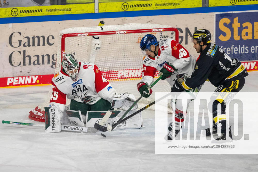 Zweikampf zwischen Fabrizio Pilu (Augsburger Panther, 68) und Tanner Kero (Krefeld Pinguine, 16) vor dem Tor von Tobias Ancicka (Augsburger Panther, 45). Krefeld Pinguine vs. Augsburger Panther, Eishockey, Penny DEL, 08. Spieltag, Saison 2026 2027, 11.10.2026 Krefeld Pinguine vs. Augsburger Panther, Eishockey, Penny DEL, 08. Spieltag, Saison 2026 2027, 11.10.2026 Krefeld