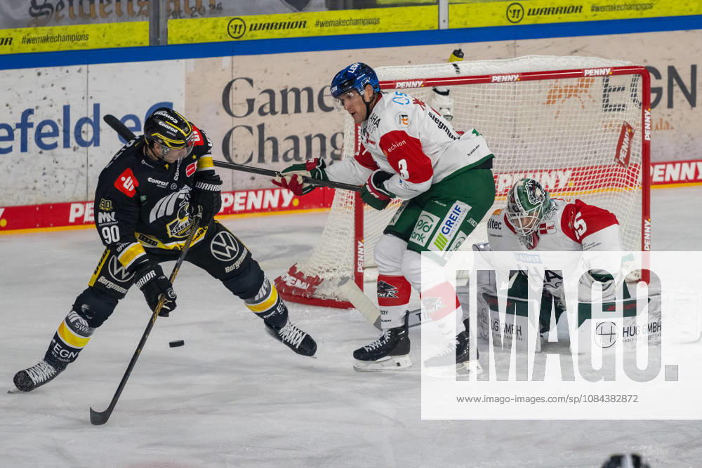 Zweikampf zwischen Adam Payerl (Krefeld Pinguine, 90) und Alec McCrea (Augsburger Panther, 03) vor dem Tor von Tobias Ancicka (Augsburger Panther, 45). Krefeld Pinguine vs. Augsburger Panther, Eishockey, Penny DEL, 08. Spieltag, Saison 2026 2027, 11.10.2026 Krefeld Pinguine vs. Augsburger Panther, Eishockey, Penny DEL, 08. Spieltag, Saison 2026 2027, 11.10.2026 Krefeld