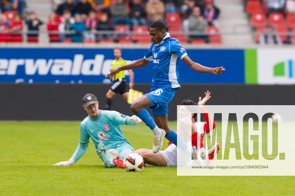 Torwart Luca Bendel (HFC, 32) und Burim Halili (HFC, 5) stoppen Ali Kasola (RSV, 66), Hallescher FC vs. RSV Eintracht 1949, Fussball, Regionalliga Nordost, 12. Spieltag, Saison 2026 27, 11.10.2026 Halle Leuna Chemie Stadion ST Deutschland