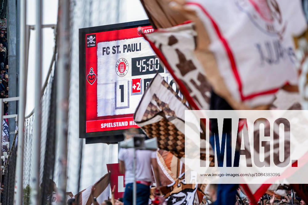 Deutschland: Fußball 2. Bundesliga 2026 27, 7. Spieltag FC St. Pauli vs Karlsruher SC Millerntor-Stadion (Hamburg St. Pauli): Suedkurve, Ultras, Fans, Fahnen, Capo, Anzeigetafel 1:0, 45 Minuten