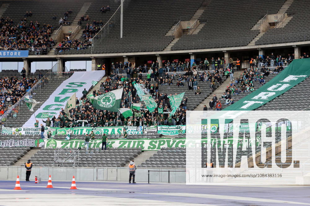 Fussball 2.Bundesliga, Hertha BSC Berlin - SpVgg Greuther Fuerth v.l. Fans, Schals, Stimmung, Trikots, Ultras, Zuschauer, Besucher, Spruchband, Banner Berlin
