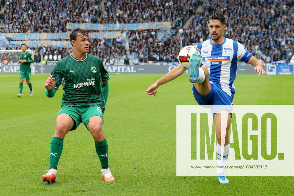 Fussball 2.Bundesliga, Hertha BSC Berlin - SpVgg Greuther Fuerth v.l. Lukas Reich (Greuther Fürth Fuerth) Josip Brekalo (Hertha BSC Berlin) Zweikampf, Aktion, action, battle for the ball Berlin