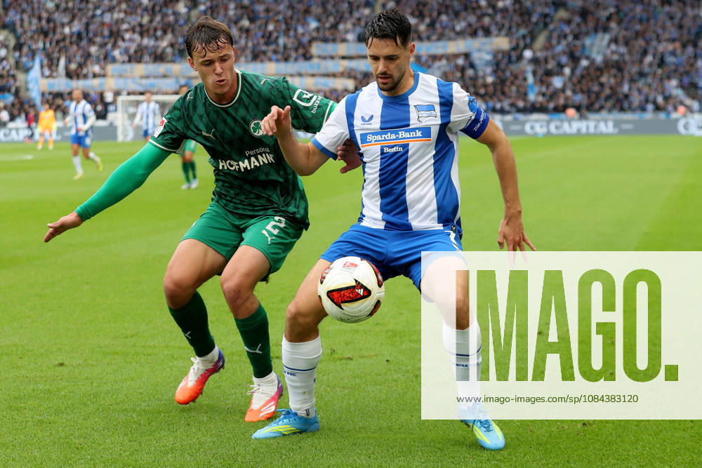 Fussball 2.Bundesliga, Hertha BSC Berlin - SpVgg Greuther Fuerth v.l. Lukas Reich (Greuther Fürth Fuerth) Josip Brekalo (Hertha BSC Berlin) Zweikampf, Aktion, action, battle for the ball Berlin