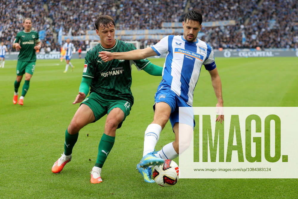 Fussball 2.Bundesliga, Hertha BSC Berlin - SpVgg Greuther Fuerth v.l. Lukas Reich (Greuther Fürth Fuerth) Josip Brekalo (Hertha BSC Berlin) Zweikampf, Aktion, action, battle for the ball Berlin