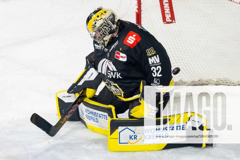 Juha Jatkola (Krefeld Pinguine, 32) kann das Tor durch Philipp Krauss (Augsburger Panther, 20) nicht verhindern. Krefeld Pinguine vs. Augsburger Panther, Eishockey, Penny DEL, 08. Spieltag, Saison 2026 2027, 11.10.2026 Krefeld Pinguine vs. Augsburger Panther, Eishockey, Penny DEL, 08. Spieltag, Saison 2026 2027, 11.10.2026 Krefeld