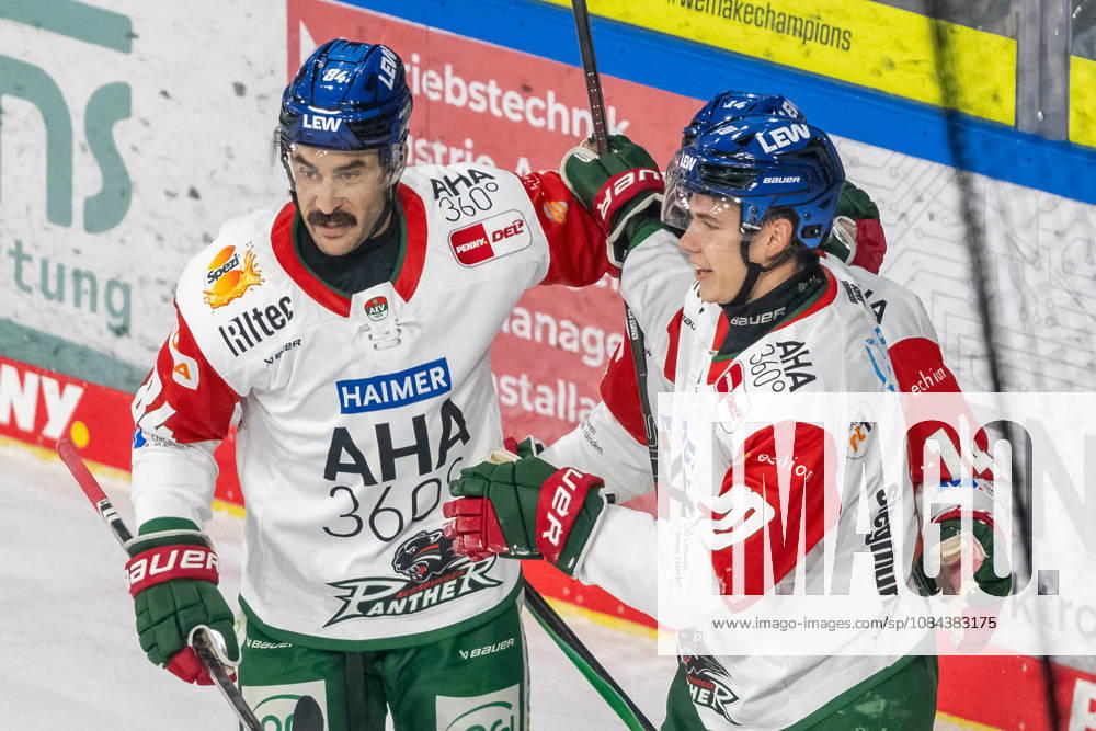 Trevor Parkes (Augsburger Panther, 84), Donald D.J. Busdeker (Augsburger Panther, 14) und Philipp Krauss (Augsburger Panther, 20) bejubeln das Tor zum 1:0. Krefeld Pinguine vs. Augsburger Panther, Eishockey, Penny DEL, 08. Spieltag, Saison 2026 2027, 11.10.2026 Krefeld Pinguine vs. Augsburger Panther, Eishockey, Penny DEL, 08. Spieltag, Saison 2026 2027, 11.10.2026 Krefeld