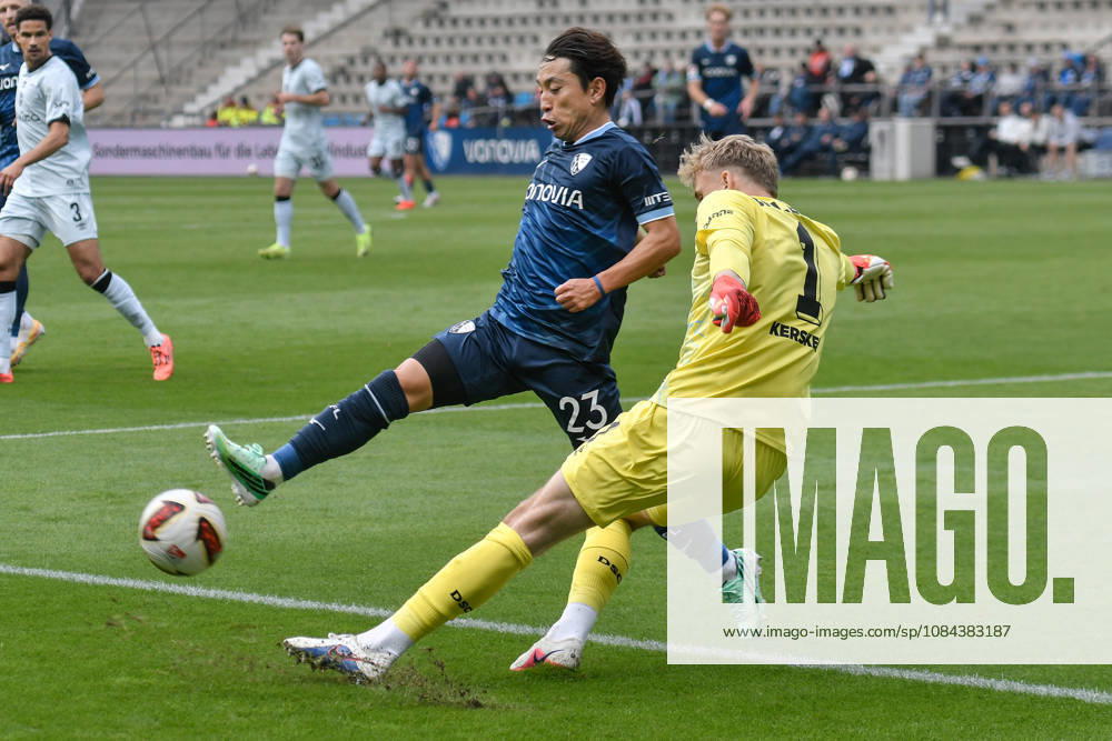 V. li. im Zweikampf Koji Miyoshi (Bochum 23) Jonas Kersken (Bielefeld 1) 11.10.2026 ¢ Fussball ¢ VfL Bochum vs DSC Arminia Bielefeld, Vonovia Ruhrstadion, Bochum, DFB DFL REGULATIONS PROHIBIT ANY USE OF PHOTOGRAPHS AS IMAGE SEQUENCES AND OR QUASI-VIDEO NRW Germany