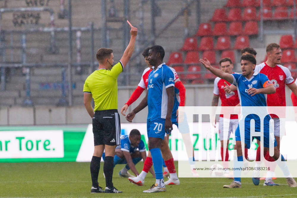 Rote Karte gegen Eliakim Kukanda (RSV, 70), Hallescher FC vs. RSV Eintracht 1949, Fussball, Regionalliga Nordost, 12. Spieltag, Saison 2026 27, 11.10.2026 Halle Leuna Chemie Stadion ST Deutschland