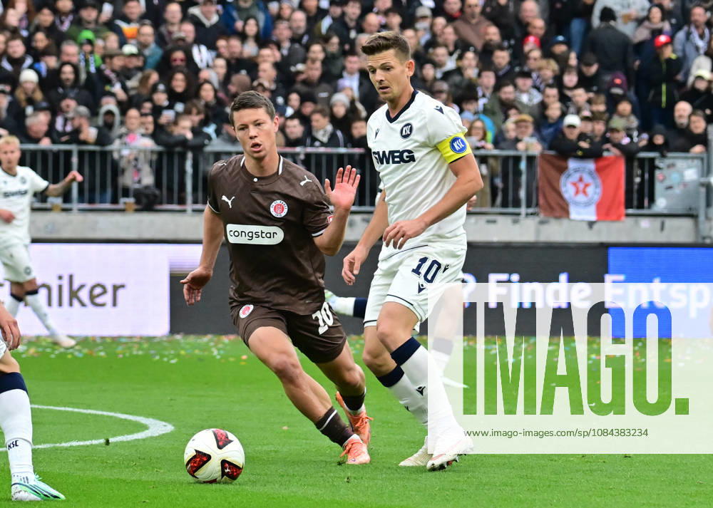 GER Fußball, Männer, 2.BL, Spieltag 5, Saison 2026 2027, Hamburg, FC St. Pauli vs Karlsruher SC Mathias Rasmussen (Pauli 20) versucht sich gegen Marvin Wanitzek (Karlsruhe 10) durchzusetzen DFB DFL regulations prohibit any use of photographs as image sequences and or quasi-video) Hamburg Millerntorstadion Hamburg Deutschland