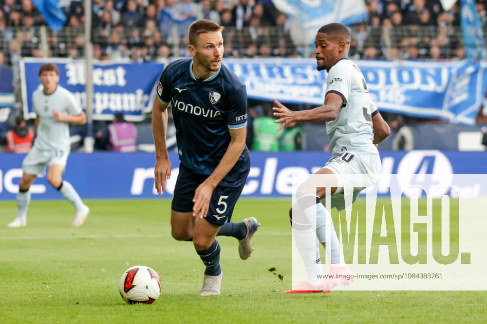 Fussball 2.Bundesliga, VfL Bochum - Arminia Bielefeld v.l. Karol Mets (VfL Bochum), Isiah Young (Arminia Bielefeld) Bochum