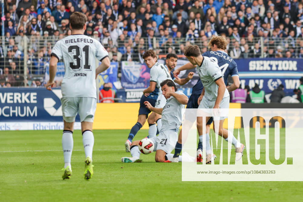 Fussball 2.Bundesliga, VfL Bochum - Arminia Bielefeld v.l. Stefano Russo (Arminia Bielefeld), Mats Pannewig (VfL Bochum) Bochum