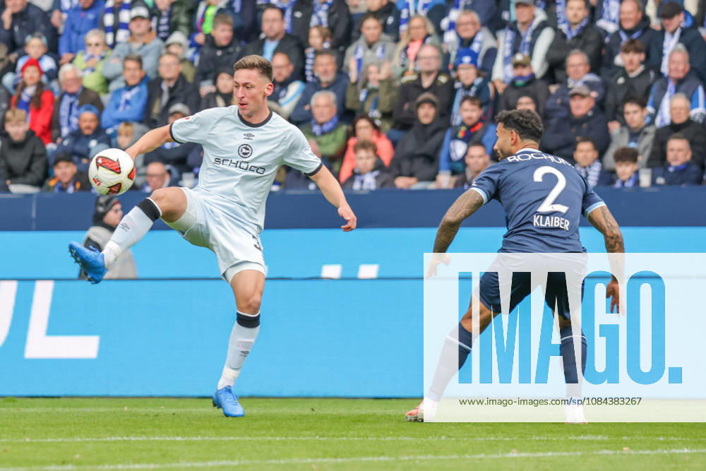 Fussball 2.Bundesliga, VfL Bochum - Arminia Bielefeld v.l. Marius Wörl (Arminia Bielefeld), Sean Klaiber (VfL Bochum) Bochum
