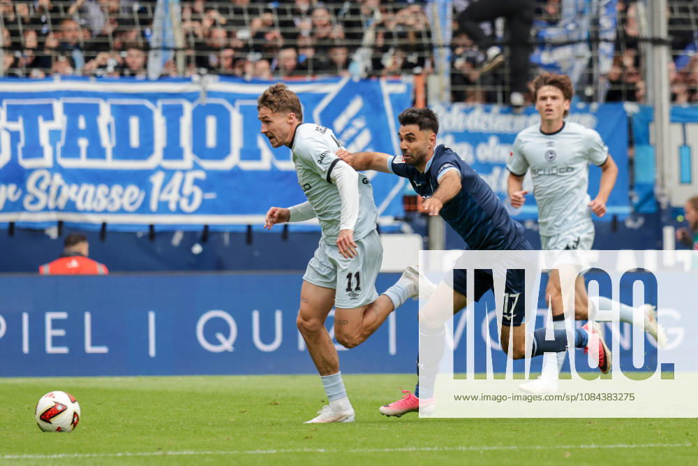 Fussball 2.Bundesliga, VfL Bochum - Arminia Bielefeld v.l. Joel Grodowski (Arminia Bielefeld), Gerrit Holtmann (VfL Bochum) Bochum