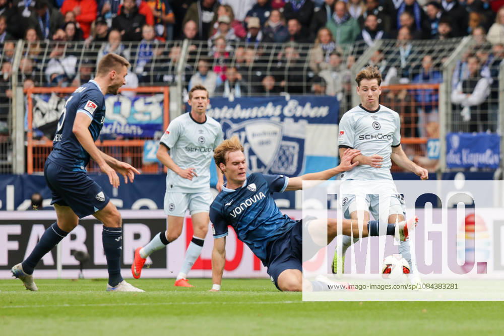 Fussball 2.Bundesliga, VfL Bochum - Arminia Bielefeld v.l. Mats Pannewig (VfL Bochum), Leon Jensen (Arminia Bielefeld) Bochum