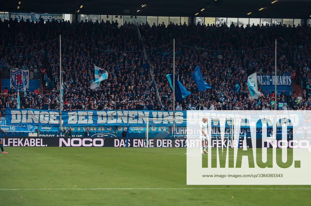 Deutschland: Fussball 2.Bundesliga 2026 2027, 7. Spieltag - VfL Bochum vs Arminia Bielefeld - Vonovia Ruhrstadion (Bochum): Fanprotest auf der Ostkurve: Anhänger des VfL Bochum fordern mit Transparenten eine frühere Sanierung der Tribüne und kritisieren unter anderem die Kommunikation der Stadt Bochum, die Polizeipräsenz im Fanblock sowie den Topspielzuschlag von zehn Euro. Bochum Vonovia Ruhrstadion Deutschland