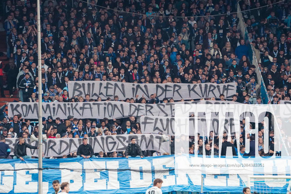 Deutschland: Fussball 2.Bundesliga 2026 2027, 7. Spieltag - VfL Bochum vs Arminia Bielefeld - Vonovia Ruhrstadion (Bochum): Fanprotest auf der Ostkurve: Anhänger des VfL Bochum fordern mit Transparenten eine frühere Sanierung der Tribüne und kritisieren unter anderem die Kommunikation der Stadt Bochum, die Polizeipräsenz im Fanblock sowie den Topspielzuschlag von zehn Euro. Bochum Vonovia Ruhrstadion Deutschland