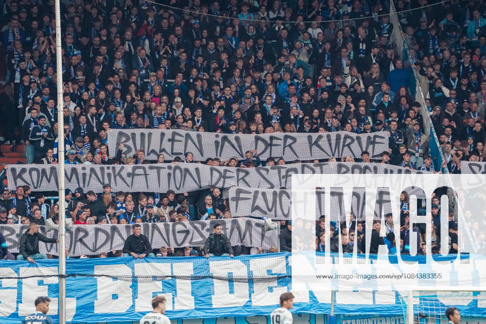 Deutschland: Fussball 2.Bundesliga 2026 2027, 7. Spieltag - VfL Bochum vs Arminia Bielefeld - Vonovia Ruhrstadion (Bochum): Fanprotest auf der Ostkurve: Anhänger des VfL Bochum fordern mit Transparenten eine frühere Sanierung der Tribüne und kritisieren unter anderem die Kommunikation der Stadt Bochum, die Polizeipräsenz im Fanblock sowie den Topspielzuschlag von zehn Euro. Bochum Vonovia Ruhrstadion Deutschland
