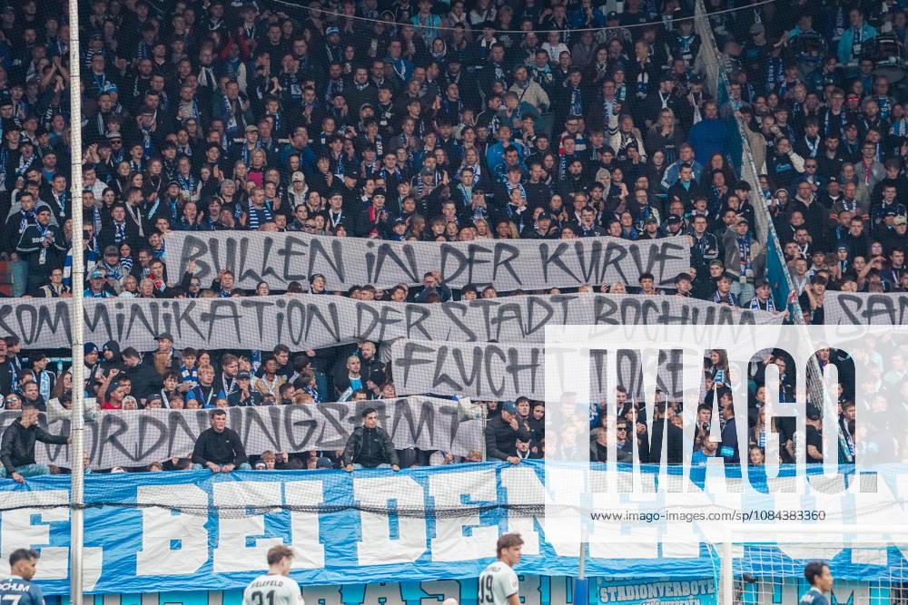Deutschland: Fussball 2.Bundesliga 2026 2027, 7. Spieltag - VfL Bochum vs Arminia Bielefeld - Vonovia Ruhrstadion (Bochum): Fanprotest auf der Ostkurve: Anhänger des VfL Bochum fordern mit Transparenten eine frühere Sanierung der Tribüne und kritisieren unter anderem die Kommunikation der Stadt Bochum, die Polizeipräsenz im Fanblock sowie den Topspielzuschlag von zehn Euro. Bochum Vonovia Ruhrstadion Deutschland