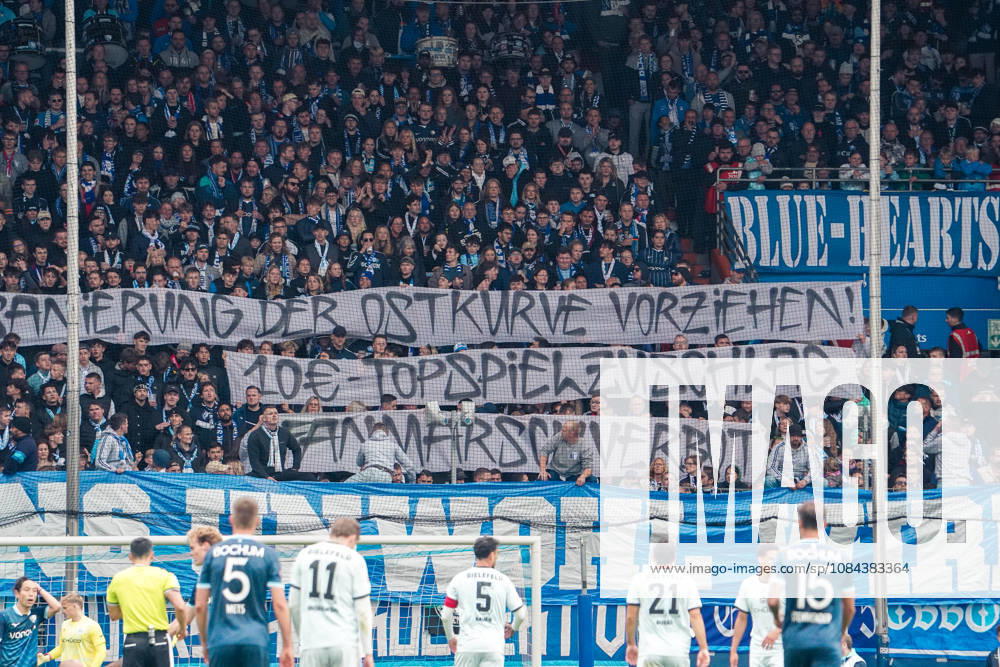 Deutschland: Fussball 2.Bundesliga 2026 2027, 7. Spieltag - VfL Bochum vs Arminia Bielefeld - Vonovia Ruhrstadion (Bochum): Fanprotest auf der Ostkurve: Anhänger des VfL Bochum fordern mit Transparenten eine frühere Sanierung der Tribüne und kritisieren unter anderem die Kommunikation der Stadt Bochum, die Polizeipräsenz im Fanblock sowie den Topspielzuschlag von zehn Euro. Bochum Vonovia Ruhrstadion Deutschland