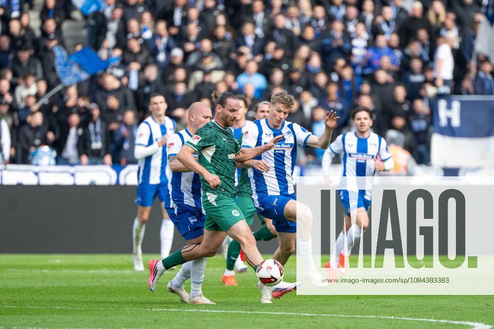 Fussball, Herren, Saison 2026 2027, 2. Bundesliga (7. Spieltag), Hertha BSC - SpVgg Greuther Fürth, v. l. Jon Dagur Thorsteinsson (Hertha BSC), Jannis Heuer (Greuther Fürth), Luca Schuler (Hertha BSC), 11.10.2026,