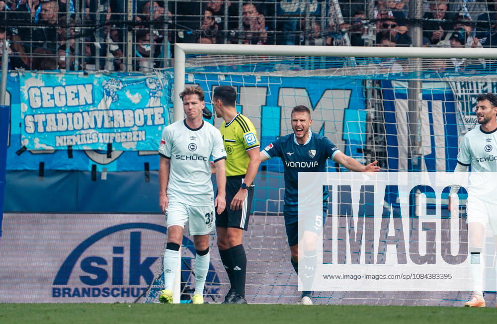 Deutschland: Fussball 2.Bundesliga 2026 2027, 7. Spieltag - VfL Bochum vs Arminia Bielefeld - Vonovia Ruhrstadion (Bochum): Diskussion mit dem Schiedsrichter Karol Mets (VfL Bochum, 5)