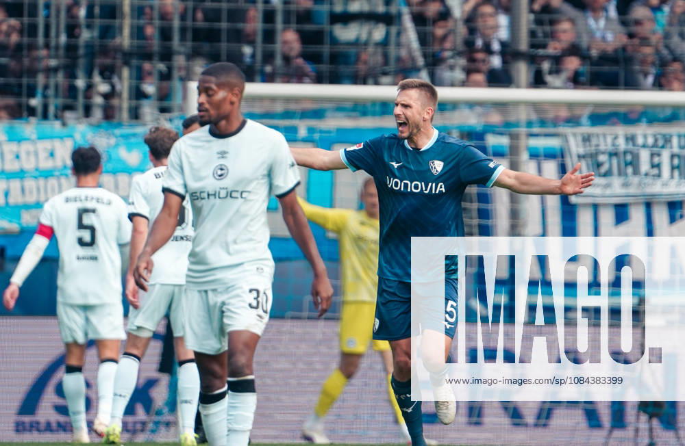 Deutschland: Fussball 2.Bundesliga 2026 2027, 7. Spieltag - VfL Bochum vs Arminia Bielefeld - Vonovia Ruhrstadion (Bochum): Diskussion mit dem Schiedsrichter Karol Mets (VfL Bochum, 5)