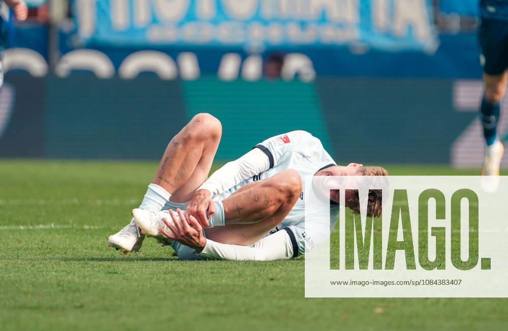 Deutschland: Fussball 2.Bundesliga 2026 2027, 7. Spieltag - VfL Bochum vs Arminia Bielefeld - Vonovia Ruhrstadion (Bochum): Verletzung des Spielers Joel Grodowski (Arminia Bielefeld, 11)