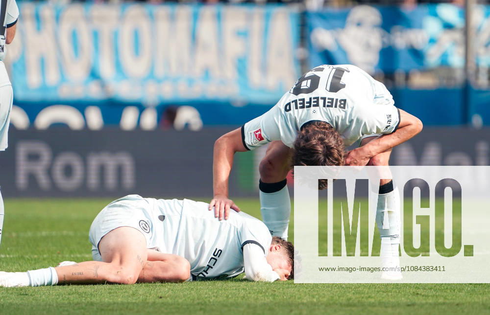 Deutschland: Fussball 2.Bundesliga 2026 2027, 7. Spieltag - VfL Bochum vs Arminia Bielefeld - Vonovia Ruhrstadion (Bochum): Verletzung des Spielers Joel Grodowski (Arminia Bielefeld, 11)