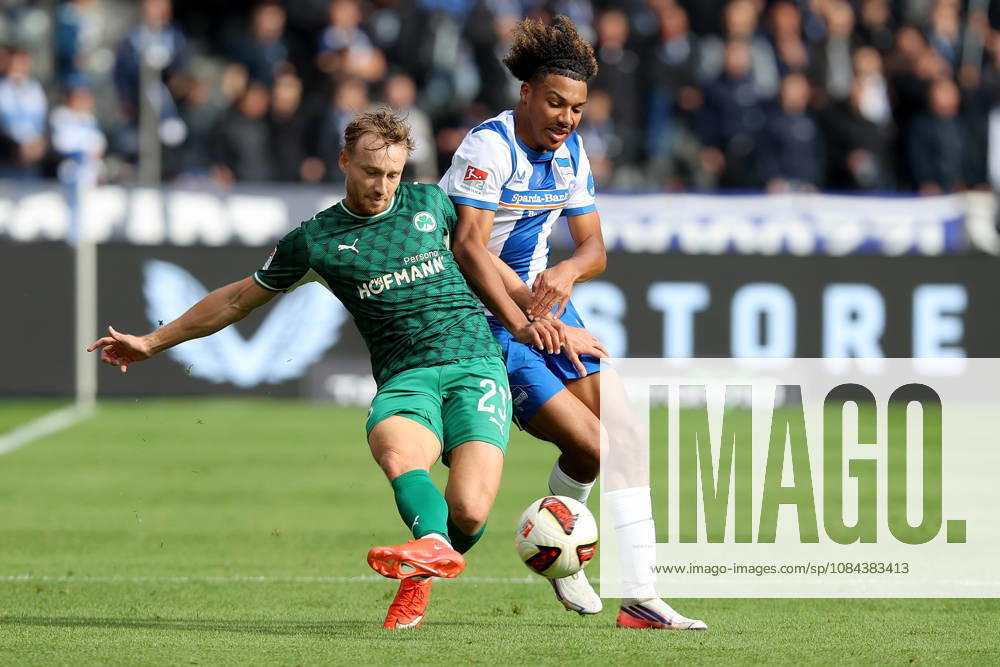 Fussball 2.Bundesliga, Hertha BSC Berlin - SpVgg Greuther Fuerth v.l. Jannik Dehm (Greuther Fürth Fuerth) Oluwaseun Adewumi (Hertha BSC Berlin) Zweikampf, Aktion, action, battle for the ball Berlin