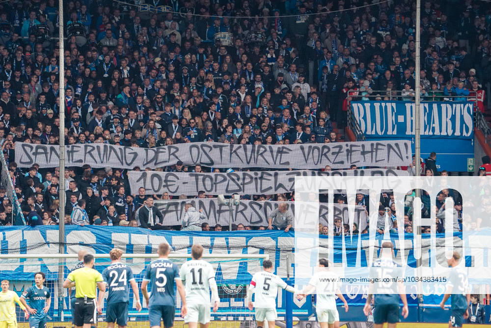 Deutschland: Fussball 2.Bundesliga 2026 2027, 7. Spieltag - VfL Bochum vs Arminia Bielefeld - Vonovia Ruhrstadion (Bochum): Fanprotest auf der Ostkurve: Anhänger des VfL Bochum fordern mit Transparenten eine frühere Sanierung der Tribüne und kritisieren unter anderem die Kommunikation der Stadt Bochum, die Polizeipräsenz im Fanblock sowie den Topspielzuschlag von zehn Euro. Bochum Vonovia Ruhrstadion Deutschland