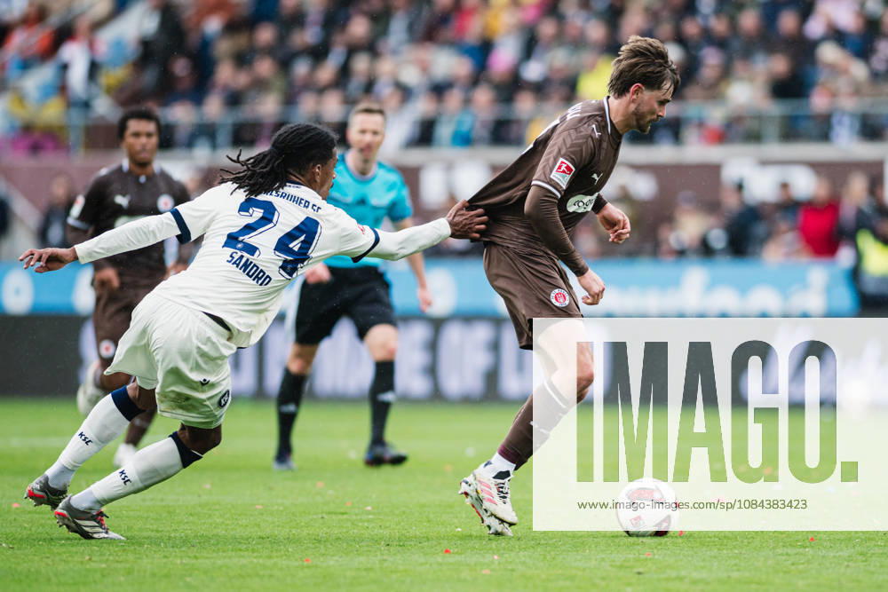 2. Bundesliga: FC St. Pauli vs. Karlsruher SC, 11.10.2026 Sandro Trà moulet (Karlsruher SC, 24) hält Connor Metcalfe (FC St. Pauli, 24); Fußball, 2. Bundesliga, 7. Spieltag: FC St. Pauli vs. Karlsruher SC am 11.10.2026 im Millerntor-Stadion, Hamburg DFL REGULATIONS PROHIBIT ANY USE OF PHOTOGRAPHS AS IMAGE SEQUENCES AND OR QUASI-VIDEO.