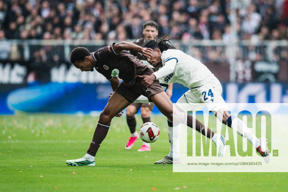2. Bundesliga: FC St. Pauli vs. Karlsruher SC, 11.10.2026 Sandro Trà moulet (Karlsruher SC, 24) gegen Youssoupha Niang (FC St. Pauli, 7), Zweikampf; Fußball, 2. Bundesliga, 7. Spieltag: FC St. Pauli vs. Karlsruher SC am 11.10.2026 im Millerntor-Stadion, Hamburg DFL REGULATIONS PROHIBIT ANY USE OF PHOTOGRAPHS AS IMAGE SEQUENCES AND OR QUASI-VIDEO.