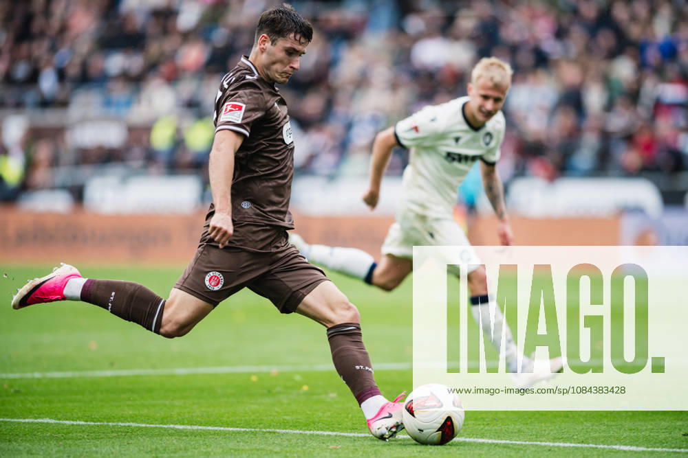 2. Bundesliga: FC St. Pauli vs. Karlsruher SC, 11.10.2026 Arkadiusz Pyrka (FC St. Pauli, 11); Fußball, 2. Bundesliga, 7. Spieltag: FC St. Pauli vs. Karlsruher SC am 11.10.2026 im Millerntor-Stadion, Hamburg DFL REGULATIONS PROHIBIT ANY USE OF PHOTOGRAPHS AS IMAGE SEQUENCES AND OR QUASI-VIDEO.