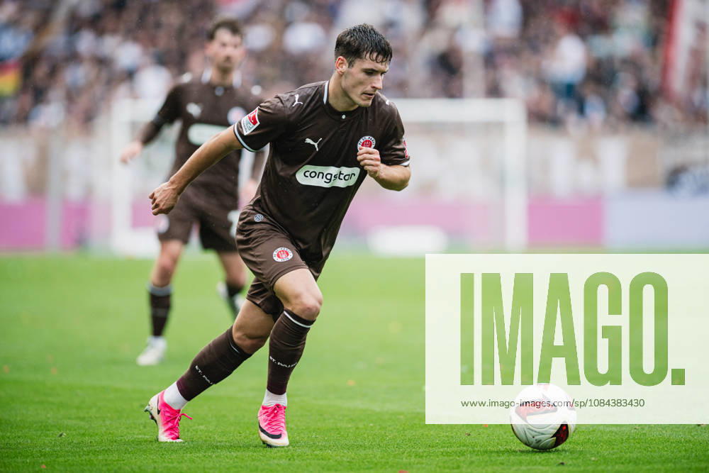 2. Bundesliga: FC St. Pauli vs. Karlsruher SC, 11.10.2026 Arkadiusz Pyrka (FC St. Pauli, 11) am Ball; Fußball, 2. Bundesliga, 7. Spieltag: FC St. Pauli vs. Karlsruher SC am 11.10.2026 im Millerntor-Stadion, Hamburg DFL REGULATIONS PROHIBIT ANY USE OF PHOTOGRAPHS AS IMAGE SEQUENCES AND OR QUASI-VIDEO.